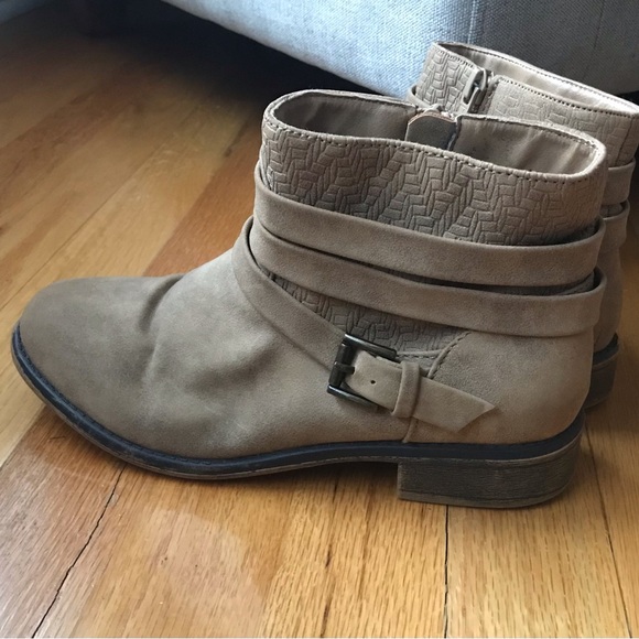 Roxy size 6 “Alamo” women’s short bootie in light tan, one inch heel 1” in VGUC - Picture 5 of 13